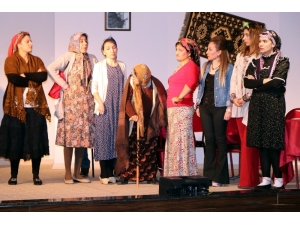 Öğretmenler ‘Öğretmenler Günü’ne Özel Tiyatro Oyunu Sergiledi