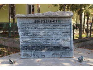 Cami Gölgesinde Şehitlik Anıtı