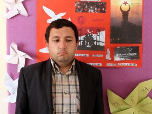 Görmeyen Gözleriyle Öğrencilere Yol Gösteriyor