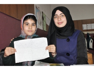 Yasemin Öğretmenden Afgan Öğrencisine Yürek Kabartan Davranış