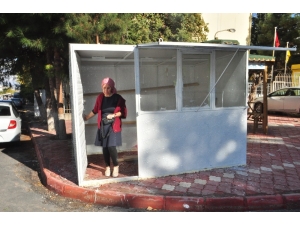 Bileziğini Satarak Büfe Yaptı Ama İçini Dolduramıyor