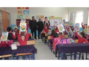Muhtar’dan Öğrencilere Kitap