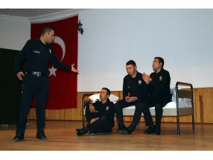 Pomem Öğrencileri Tiyatroda Hünerlerini Sergiledi