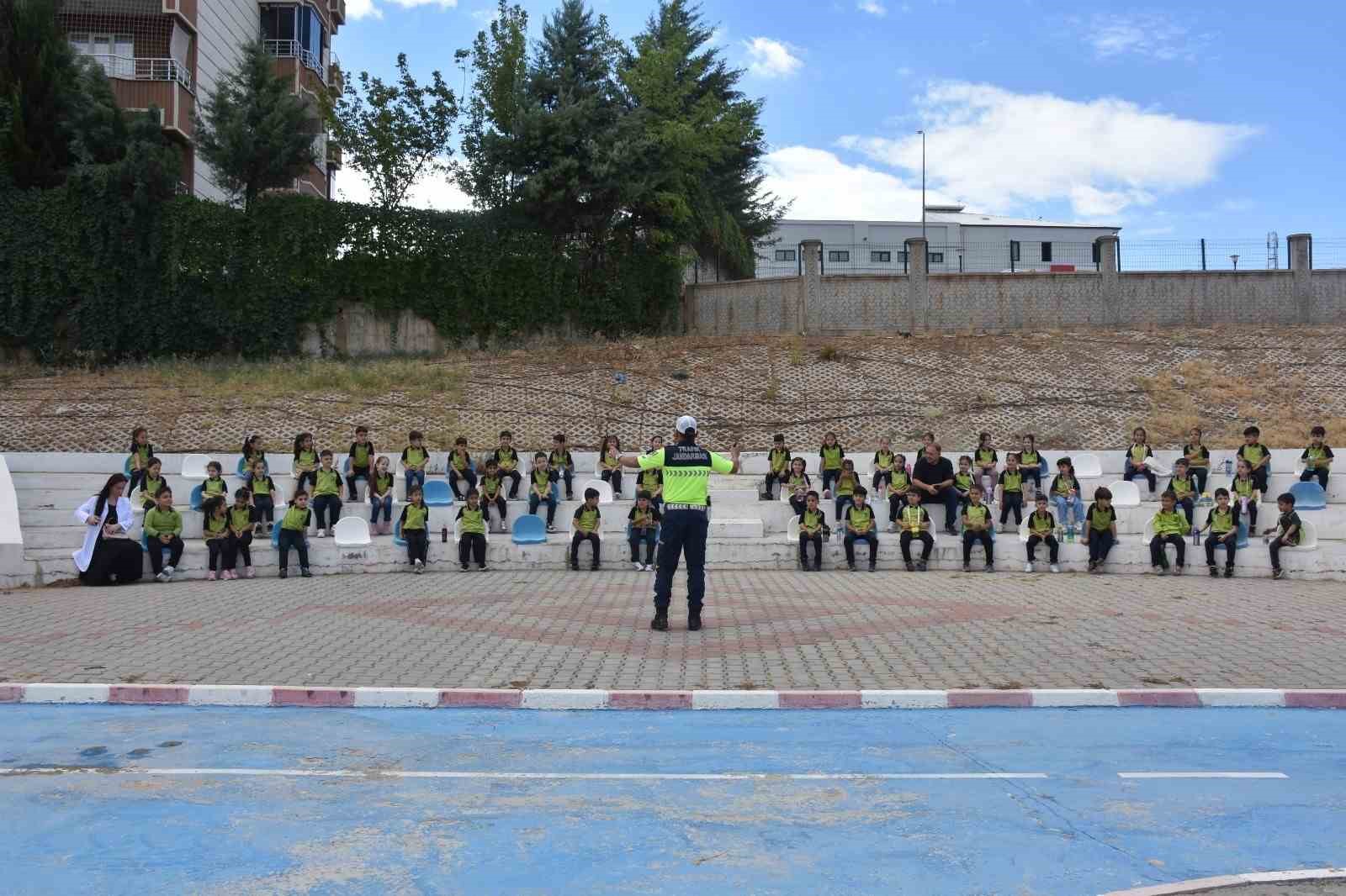 siirt-te-cocuklara-trafik-guvenligi-egitimi