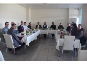 Burhaniye’de Akademisyenler Çiğ Köfte Partisinde Buluştu