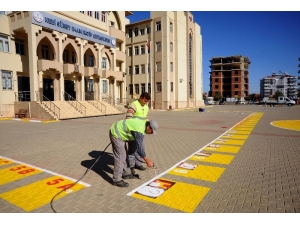 Kepez’de Okulların Bahçelerine Oyun Alanları Çiziliyor