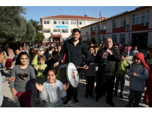 Davulla Zurnayla Öğretmenler Gününü Kutladılar
