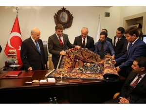 Bahçeli’ye Kula Halısı Hediye Edildi