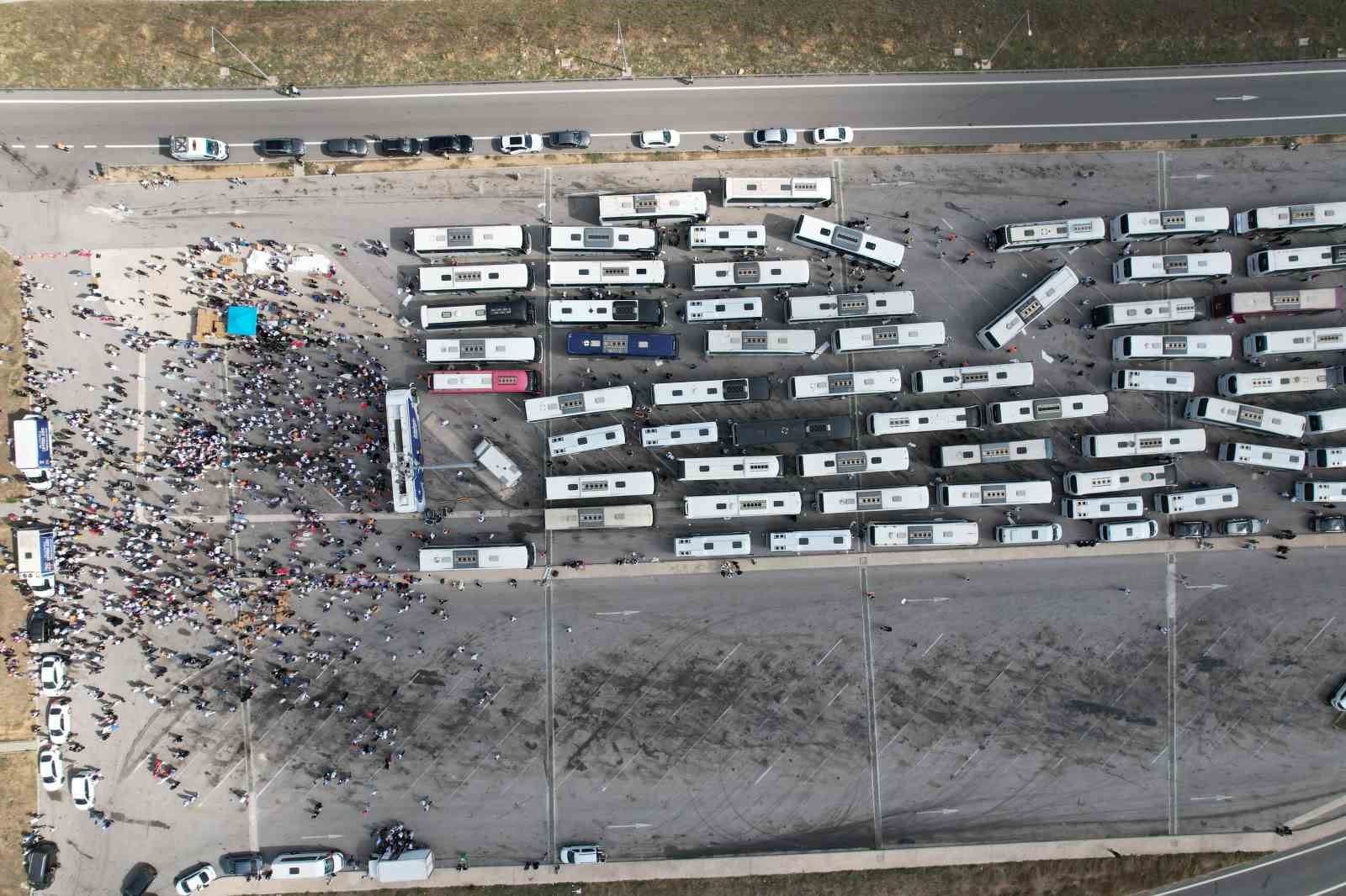 300-otobus-15-bin-ak-parti-mensubu-istanbul-dan-ankara-ya-yola-cikti