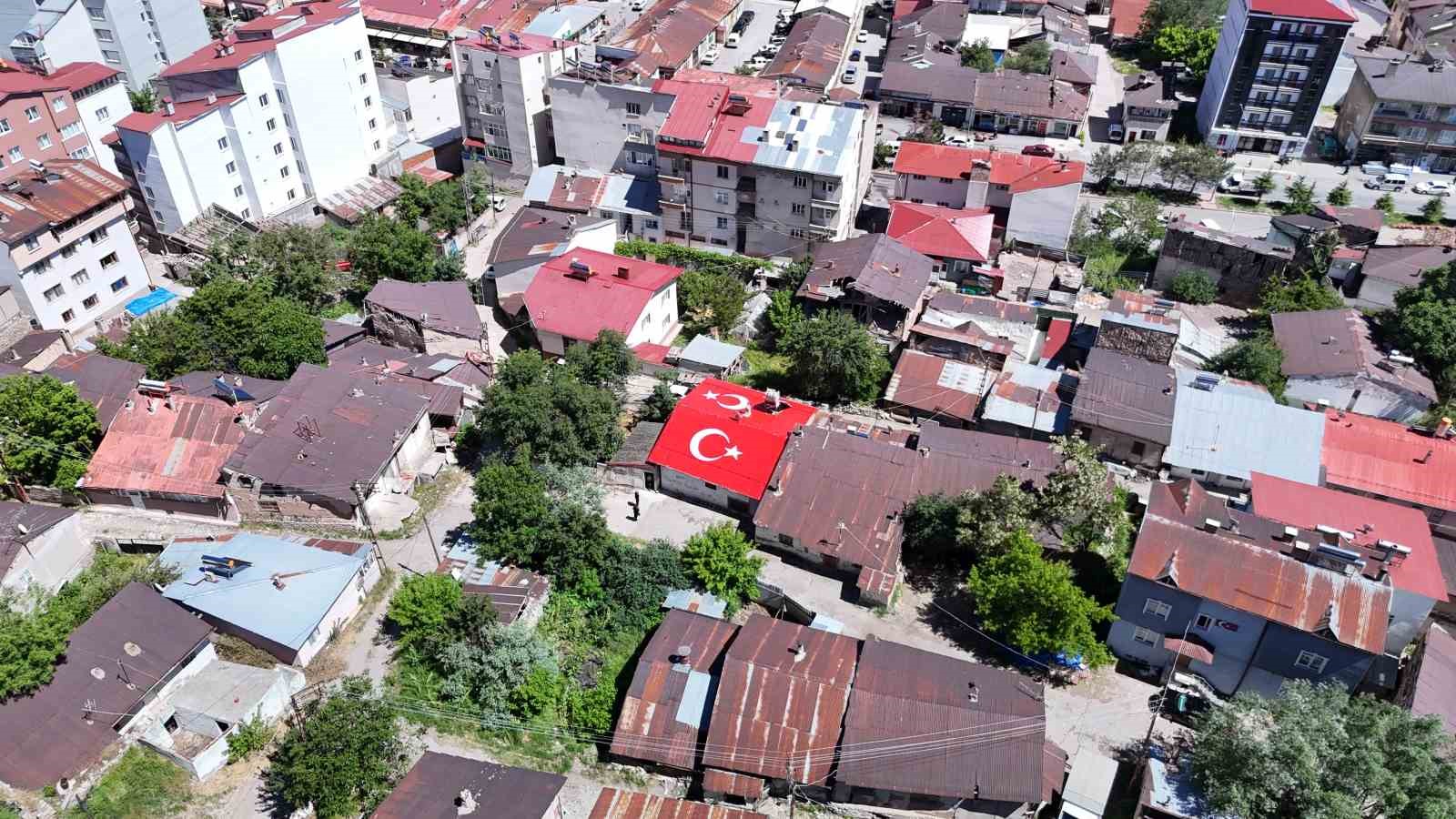 vatan-sevgisini-evinin-catisina-isledi