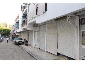 Aksu Berberoğlu Çarşısı Kepenk Kapadı