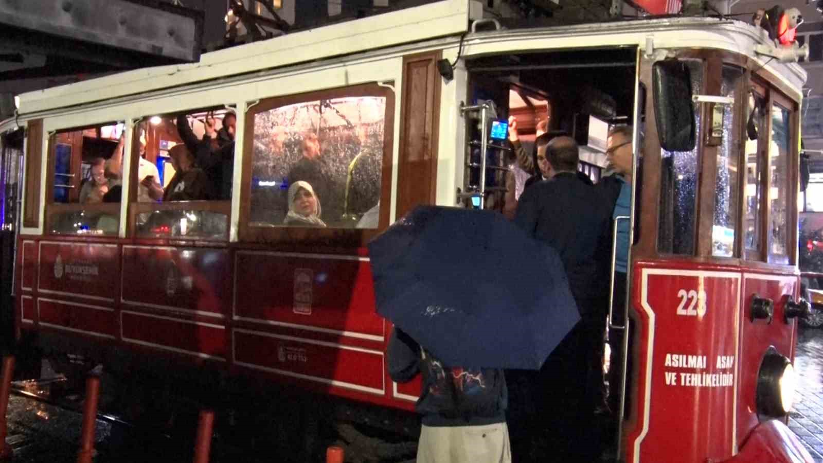 istanbul-da-etkili-olan-saganakta-vatandaslar-tramvaya-sigindi