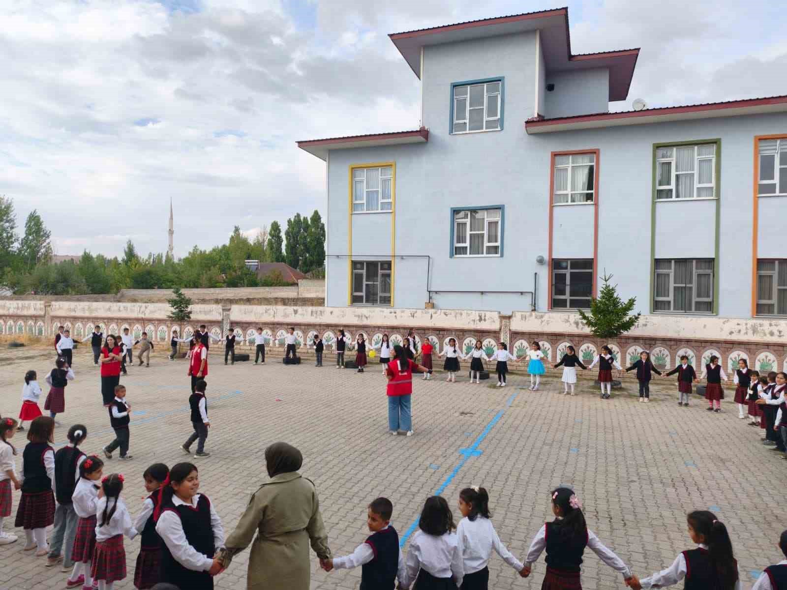 patnos-ta-kizilay-gonulluleri-ogrencilerle-bir-araya-geldi