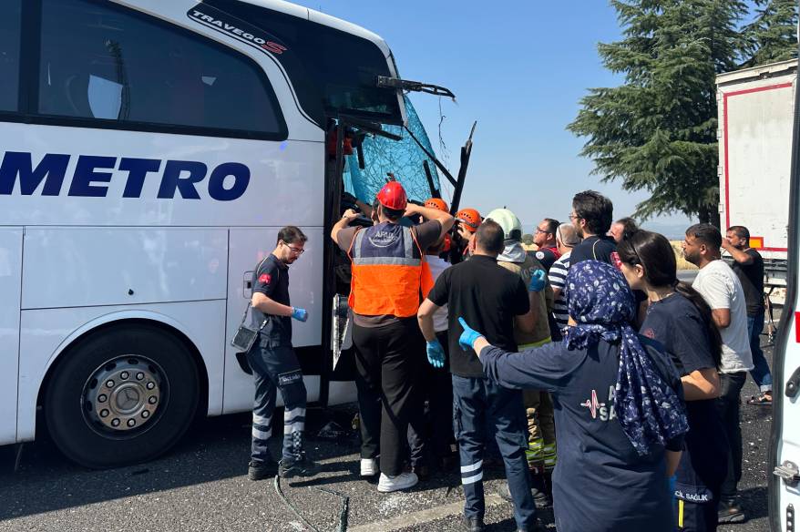 yolcu-otobusu-kamyona-carpti-1-i-agir-8-yarali
