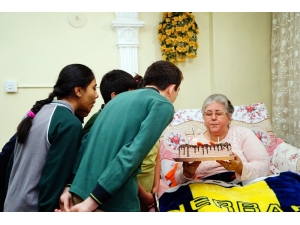 Yatağa Mahkum Emekli Öğretmene, Öğrencilerden Pastalı Kutlama