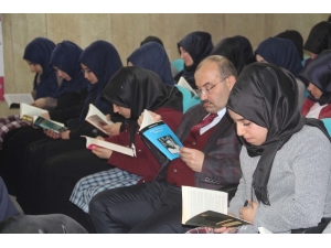 Vali Ustaoğlu’ndan Kız Öğrencilere Ziyaret