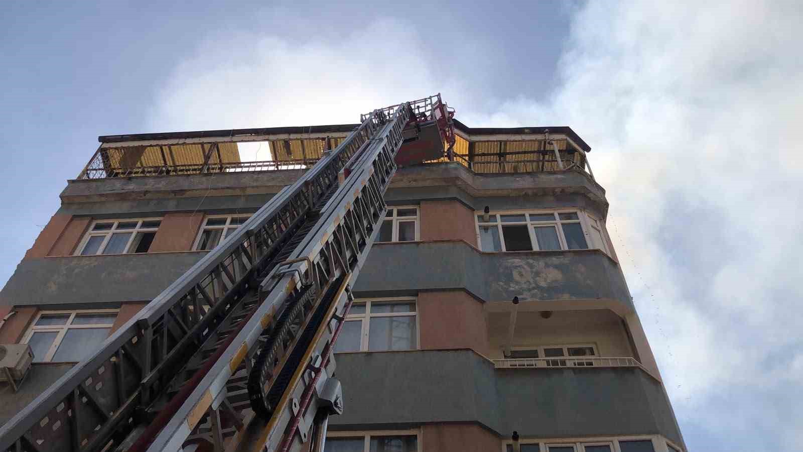 elazig-da-5-katli-binanin-catisinda-yangin-1-kisi-dumandan-etkilendi