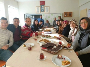 Velilerden Ögretmenlere Pasta Ve Kek