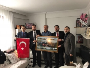 Ak Partili Gençlerden Şehit Öğretmenin Ailesine Ziyaret