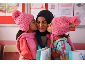 Çocuklar Üşümesin Ve Hasta Olmasın Diye Yollara Düştüler