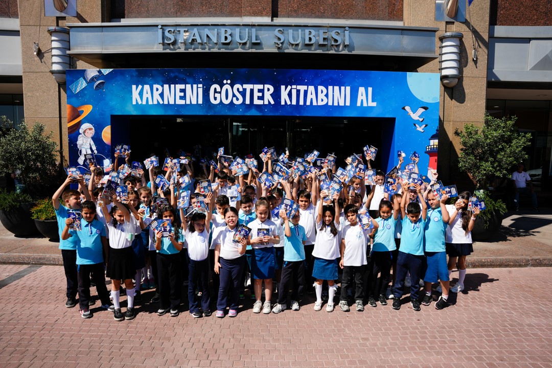 is-bankasi-subeleri-karnelerini-alan-cocuklari-bekliyor