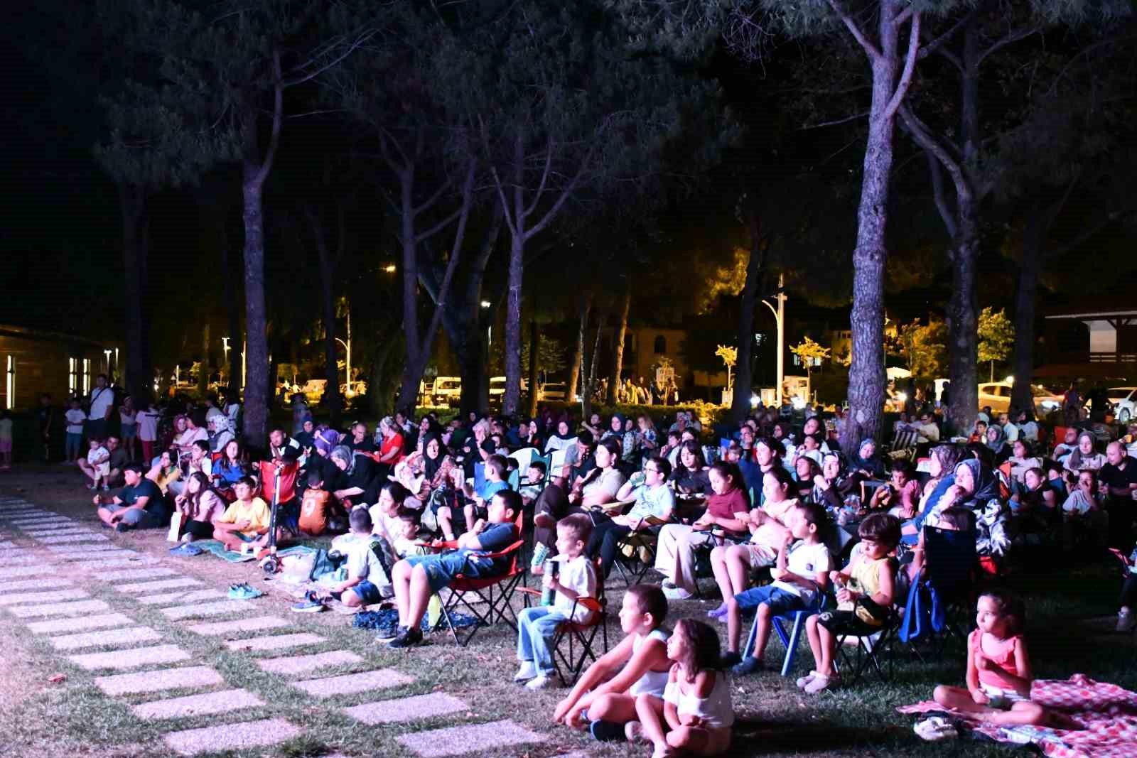 iznik-te-yazlik-sinema-sezon-finali-yapti