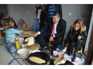 Başkan Tekin, Sergiyi Ziyaret Etti, Eşiyle Birlikte Gözleme Yaptı