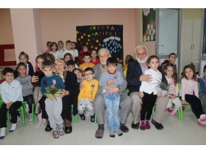 Emekli 3 Öğretmen Miniklerin Sırasında