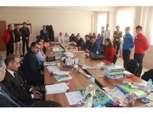 Ağrılı Sporcular Öğretmenlere Karanfil Dağıttı