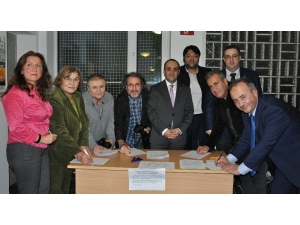 Almanya’da Türkçe’nin Seçmeli Ders Olabilmesi İçin İmza Kampanyası Düzenlendi