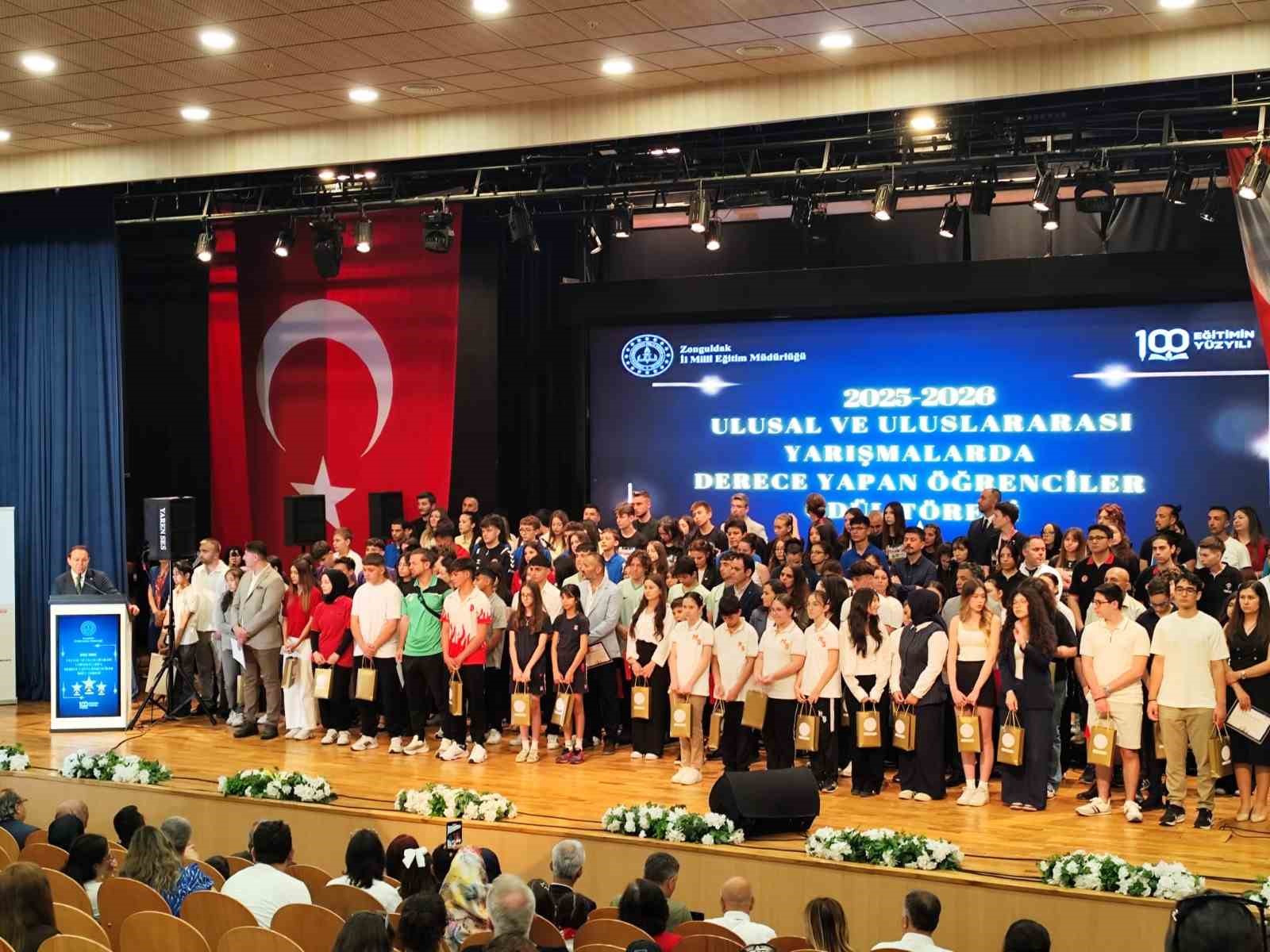mollabey-ortaokulu-ogrencilerine-turkiye-dereceleri-icin-odul