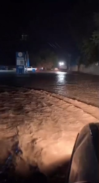 sanliurfa-da-saganak-su-baskinlarina-neden-oldu