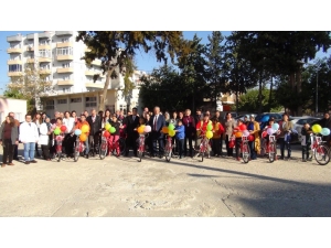 Silifke’de Çocuklara Bisiklet Dağıtıldı