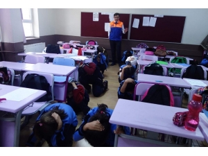 Ortaokullarda "Afet Bilinci Ve Deprem" Konulu Eğitimler Devam Ediyor