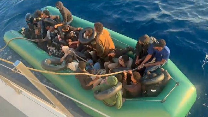 izmir-aciklarinda-suruklenen-bottaki-30-duzensiz-gocmen-kurtarildi