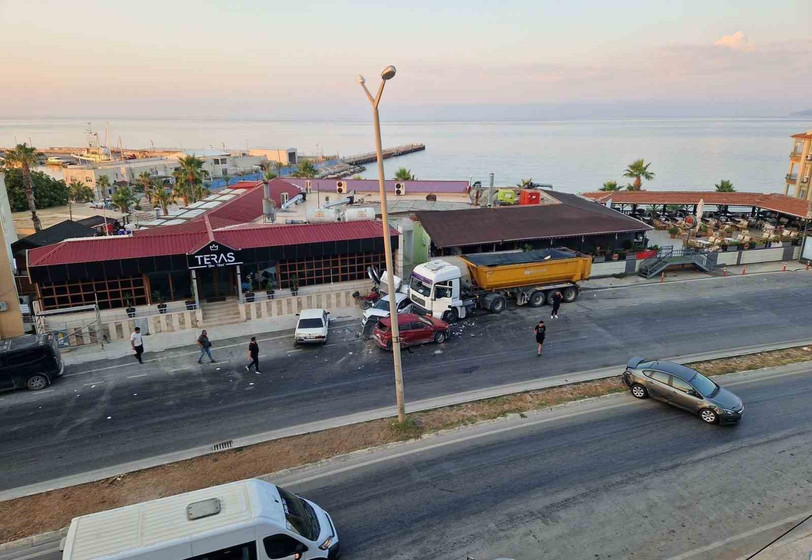 kontrolden-cikan-kamyon-park-halindeki-araclari-bicti
