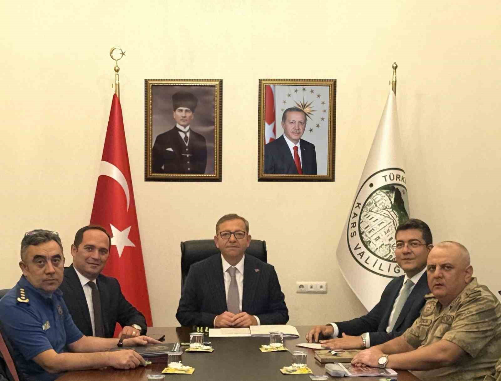 kars-ta-guvenlik-zirvesi-okul-cevreleri-ve-sinir-guvenligi-masaya-yatirildi