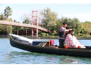 Nehrin Ortasında Gondolda Tıraş Keyfi