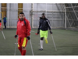 Kenyalı Kenan Ampute Futbol Ligi’nde Ter Döküyor