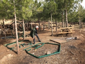 Mesire Alanında Zarar Verilen Banklar Onarılıyor