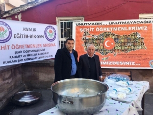 Ayvalık’ta Eğitim Bir-sen Temsilciliği Şehit Öğretmenleri Unutmadı