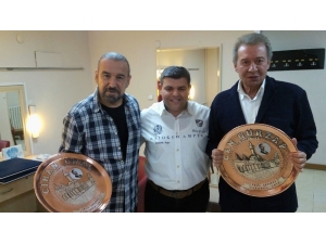 Turizm Elçisinden Tiyatro Oyuncularına Anlamlı Hediye