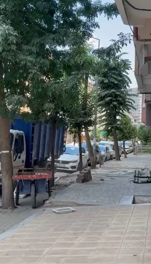 avcilar-da-binanin-parcalarini-sokup-tedbirsiz-sokaga-attilar