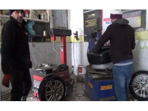 Kar Yağışı Lastikçilerin Yüzünü Güldürdü