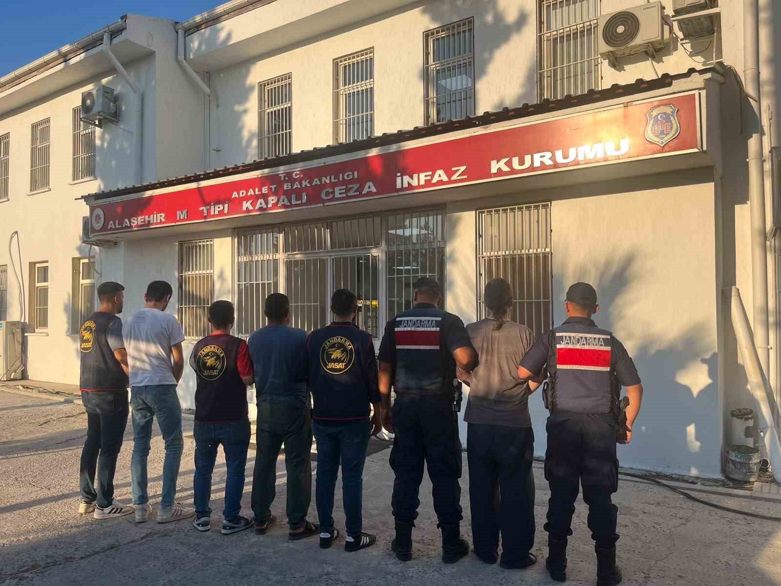 alasehir-de-21-adrese-es-zamanli-uyusturucu-operasyonu