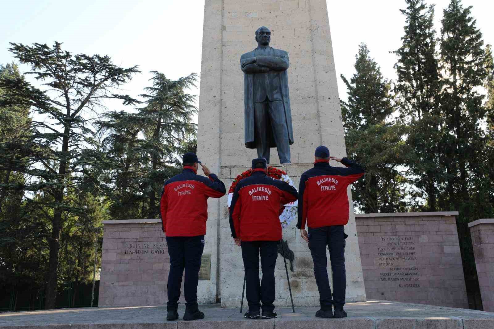 baskan-akin-dan-kahraman-itfaiyecilere-anlamli-jest