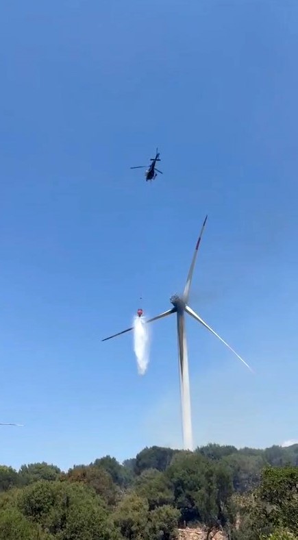 izmir-de-ruzgar-turbinindeki-yangina-helikopterle-mudahale