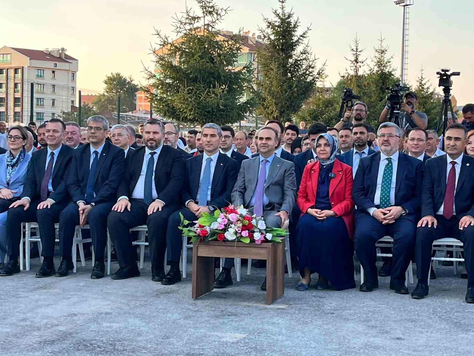 bakan-kacir-herkes-kendine-yakisani-yapar-birilerinin-neler-yaptiklarini-biliyorsunuz-takip-ediyorsunuz