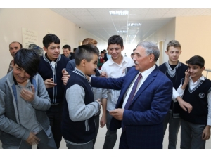 Çocuklardan Niğde Belediye Başkanı Özkan’a Yoğun İlgi