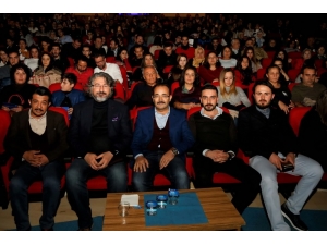 “Pardon, Çok Tuhaf Soruşturma” Oyunu Uşak’ta Sahnelendi